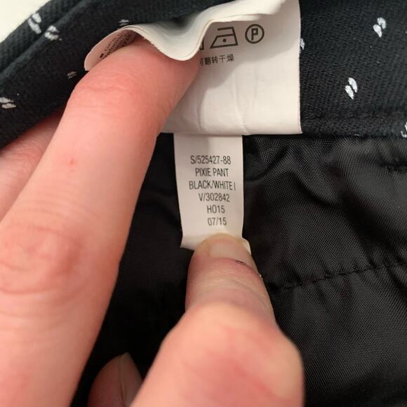 Old Navy black and white patterned pixie pants - Picture 3 of 8